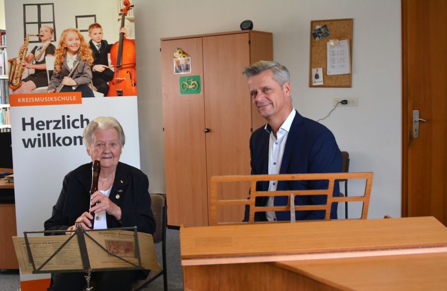 Ihre Instrumente hat sie schon länger an den Nagel gehängt, aber für das Foto greift Winnifred Zinselmeier noch einmal zu ihrer geliebten Blockflöte – hier mit Eddi Kleinschnittger in der Kreismusikschule.  Foto: Kreis Paderborn, Presse- und Öffentlichkeitsarbeit, Meike Delang